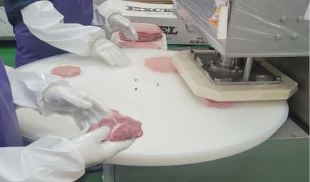 편육 기계에서 작업하는 공간 실사진